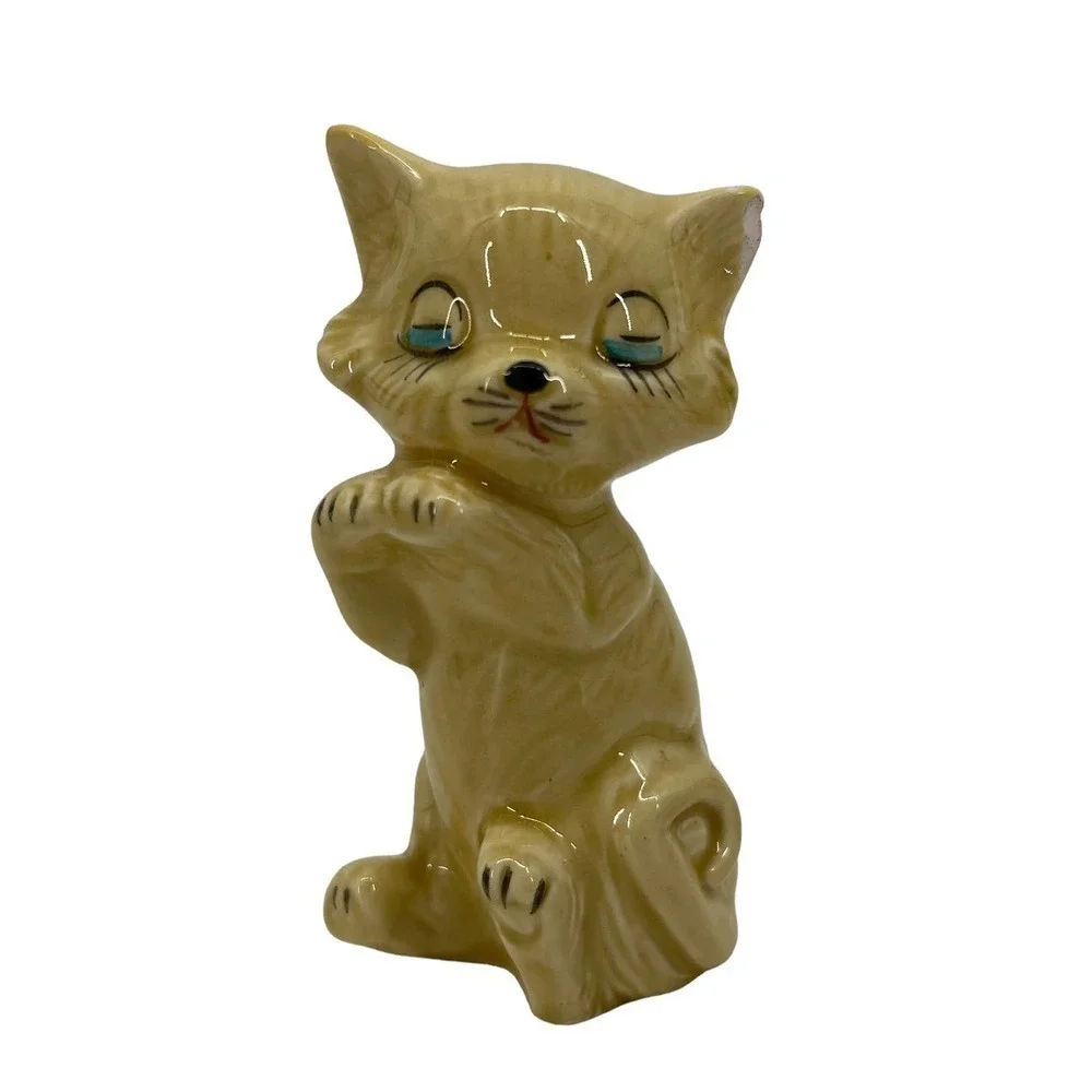 Vintage Salt & Pepper Shakers Cats Standing &‎ Laying Ceramic Collectible